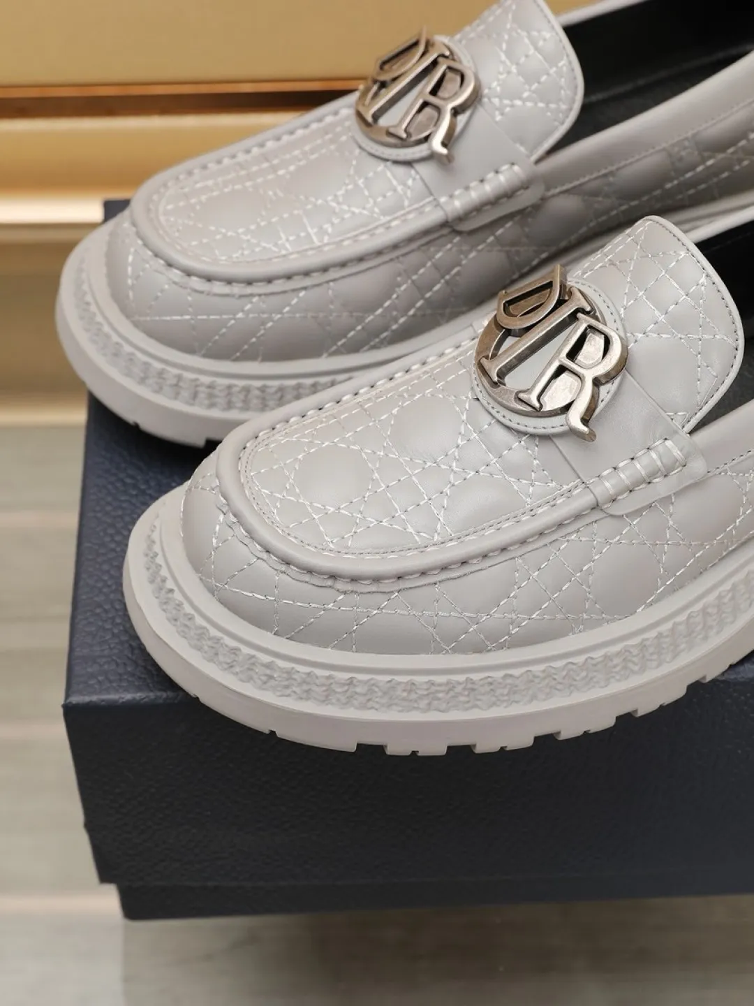Factory P540💰Dior Buffalo men's low-cut derby casual leather shoes, a new product in the 2025 spring men's series, ideally combines unconventional features with Dior's high-end aesthetic style. The first-layer cowhide upper is decorated with tonal debossed Oblique embroidery, and the thick rubber sole displays a crepe-effect design, which is unique. Adds a modern touch to any look. Practical and stylish, it can be easily paired with a variety of casual looks and is an eye-catching finishing touch! Size: 38-44 (45.46 customized)